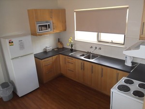 Whyalla Holiday & Worker Accommodation Pic 5 - Fully self contained kitchens featuring full crockery cutlery and cooking amenities