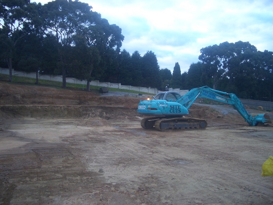 NICKOS EARTHMOVING Pic 1