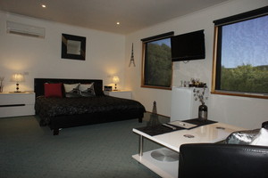 Venus Bay Day Spa Pic 3 - Guest room with king bed and private ensuite