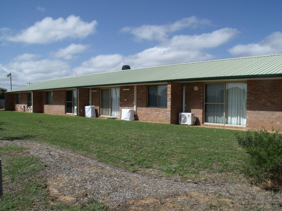 Leeman Holiday Units Pic 1