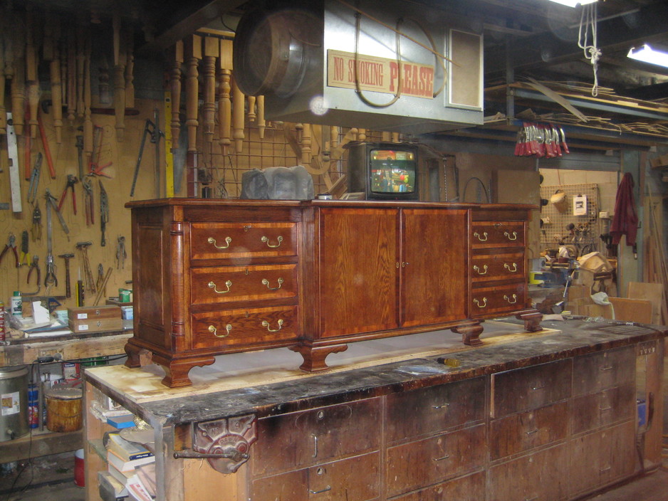 Alstin Enterprises Pic 2 - A superb oak and mahogany dresser base made as a reproduction entertainment unit by Andrew Alstin