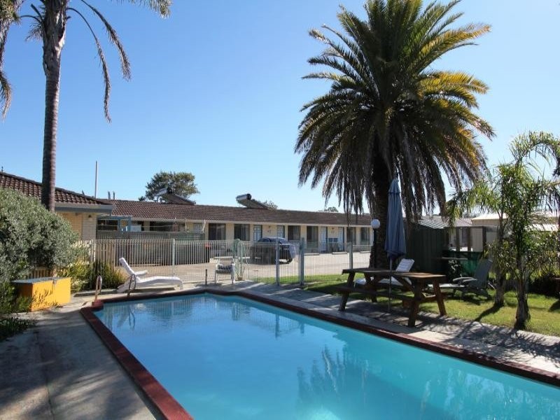 Albatross Motor Inn Pic 1 - View of pool