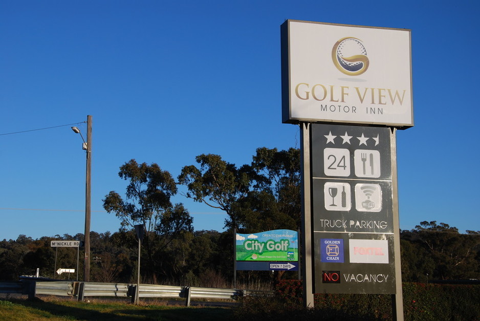 Golfview Motor Inn Pic 1 - Sign on Sturt Highway