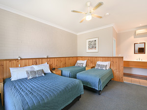 Catalina Motel Lake Macquarie Pic 3 - Deluxe Family Room