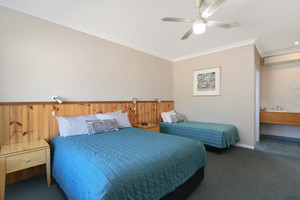 Catalina Motel Lake Macquarie Pic 5 - Deluxe Triple Room