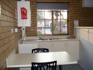 A Raceview Motor Inn Pic 4 - Selfcontained Apartment Room Kitchen