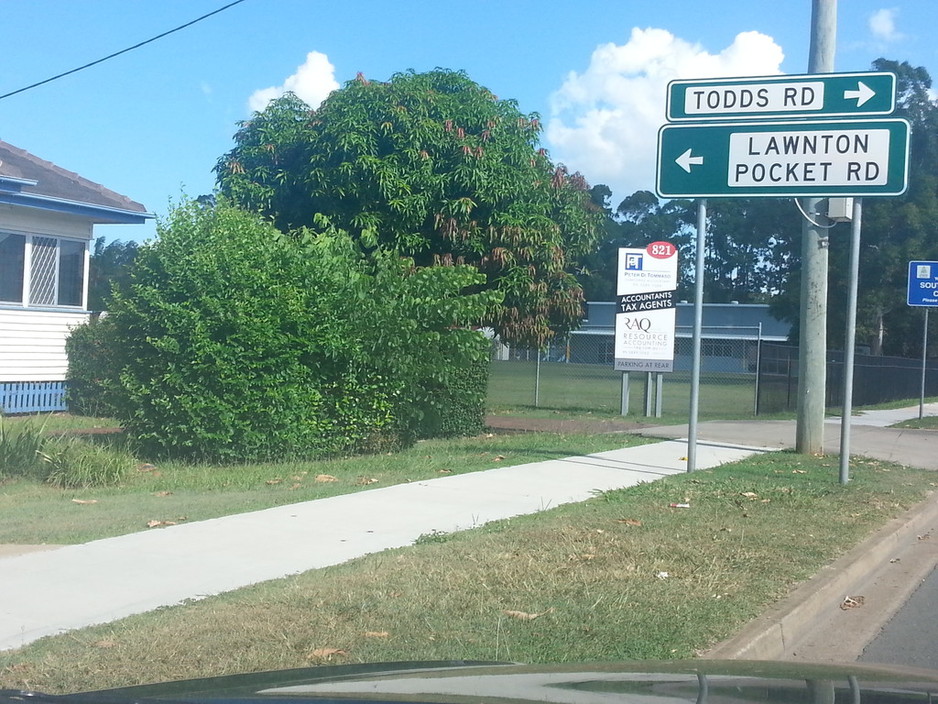 Etax Local Pic 1 - The driveway is jist past the sign