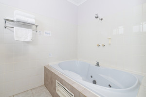 Carrum Downs Motel Pic 4 - Spa room