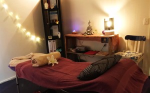 Live and Let Go Massage Therapy Pic 3 - Cozy and relaxing massage room Chilled music salt lamp and aromatherapy