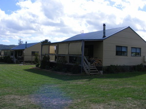 Nareen Cabins Buxton Pic 2 - 2 x 6 person fully equipped Cabins