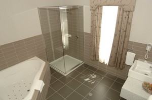 Seymours on Lydiard Pic 4 - Bathroom with Spa