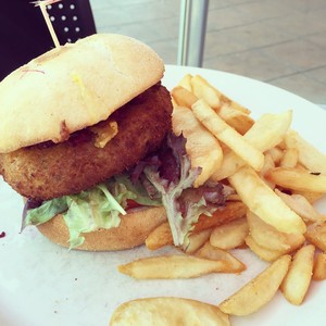 Esplanade Hotel Pic 4 - veggie burger with chips cafe area