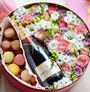 Flowersella Pic 4 - Deluxe flowers wine macarons gift box extra large size The box is filled with roses seasonal flowers and 12 delicious macarons This double sweet surprise is revealed only when the box lid is lifted