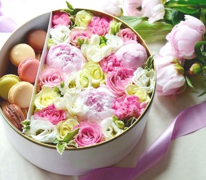 Flowersella Pic 5 - Peonies macarons gift box large size what can be better