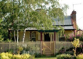 Rossmore Cottage Pic 1 - Rossmore Cottage Front