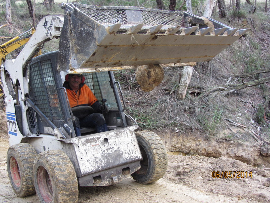 Don Barry's Bobcat Hire Pic 1