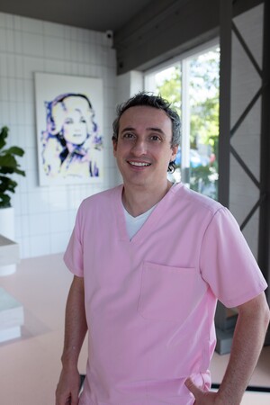 Tenerriffe Dental Pic 3 - Dr Stewart has over 20 years of experience treating patients in Brisbane He has a loyal following of patients who travel long distances to see him