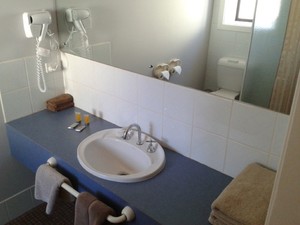 Acacia Ridge Motor Inn Pic 3 - Queen Bathroom