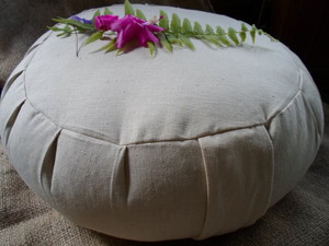 Debs Buckwheat Pillows Pic 3 - Organic hemp covered round buckwheat hull meditation cushion with carry handle and velcro closure