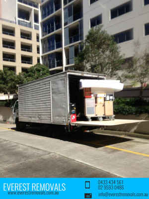 Everest Removals Pic 3 - 8 ton truck for 2 to 4 Bedroom relocations