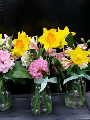 Daisy Chain Florist Pic 3 - Spring Flowers