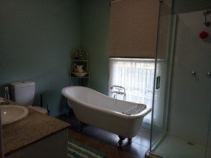 Elraes Farmhouse Pic 4 - Full Bathroom