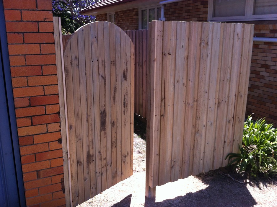 Barton's Handyman Service Pic 1 - New fence and gate