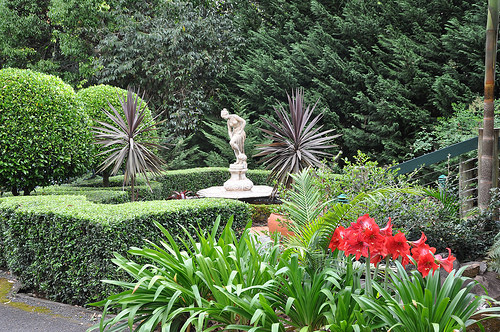 Escarpment Retreat Pic 1 - Lush Garden of Escarpment Retreat