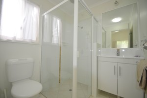 Barney Beach Accommodation Centre Pic 2 - Gladstone Studio Private Bathroom