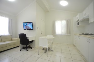 Barney Beach Accommodation Centre Pic 3 - Gladstone Studio Kitchen