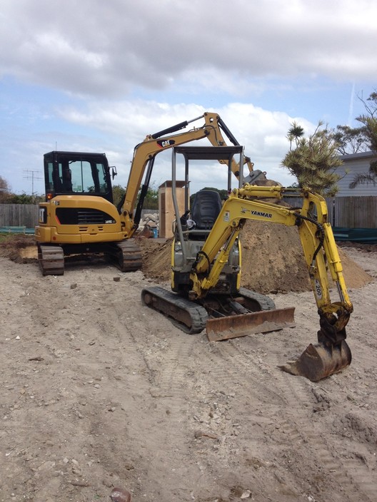 Sydney City Earthmoving Pic 1 - 2 and 5 tonne machines