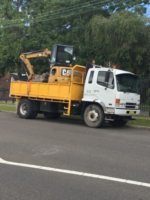 Sydney City Earthmoving Pic 2 - 8 tonne tipper hire