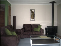 Fern Gully Hideaway Pic 1 - Cosy lounge room with comfortable seating for 6