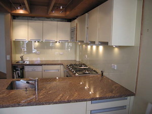 Glass Distinction Pic 2 - wellinstalled Splashback adds style and sleekness to the kitchen