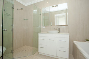 Jake's Home Improvements Pic 2 - Frameless Bay Shower