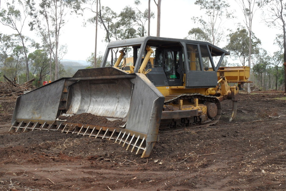 Ewen Hendren Dozer Hire Pty Ltd Pic 1 - Komatsu 1555 Stick rake