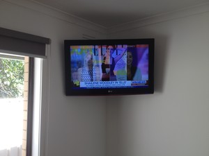 Jim's Antennas Shepparton Pic 5 - 32 TV wall mounted on swivel bracket