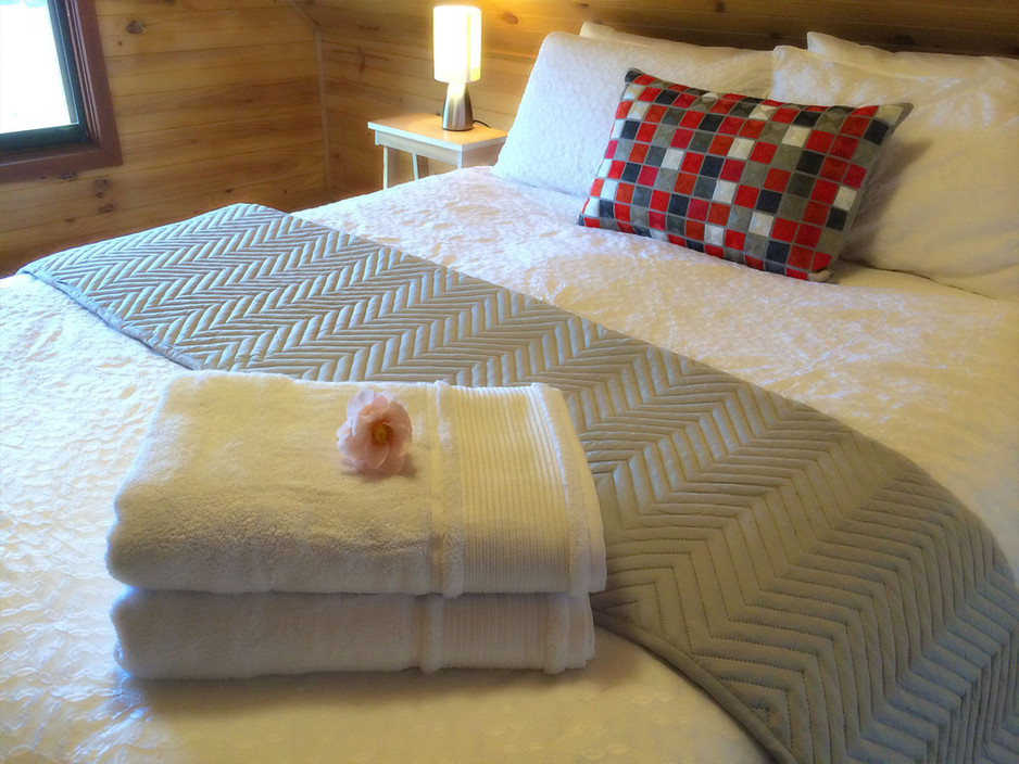 River Farm Lodge Pic 1 - Queen Bed with 1000 Thread Count linen