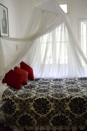 A Thousand & One Nets Pic 4 - Queen Size Hoop Style Mosquito Net in White