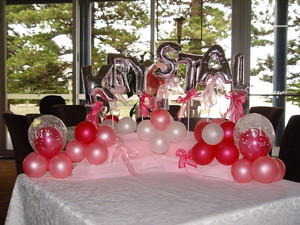 Balloon Expressions Pic 5 - Cake name centrepiece