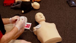 FirstAidPro Darwin Pic 5 - Teaching first aid class defibrillator must know book Firstaidpro Darwin NT