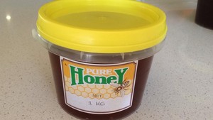 Bay 2 Bush Honey Pic 3 - Raw Honey 1kg tub 1000