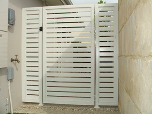 AAA Aardwolf Fencing Pic 3 - White Slat Gate