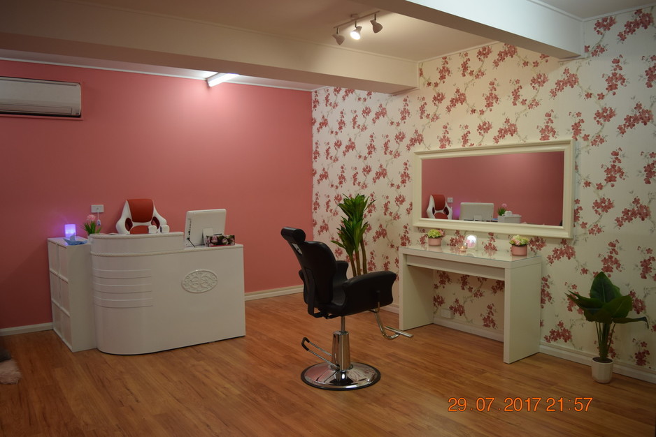 Glitzy Glam Beauty Salon Pic 1