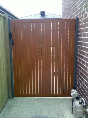 RELIABLE FENCING Pic 4 - woodgrain aluminium slat gate