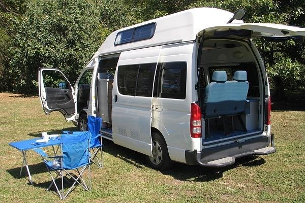 Camperman Australia Pic 1 - Setting the camper up for lunch