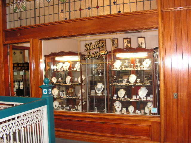 Kellies Antiques and Arts Pic 2