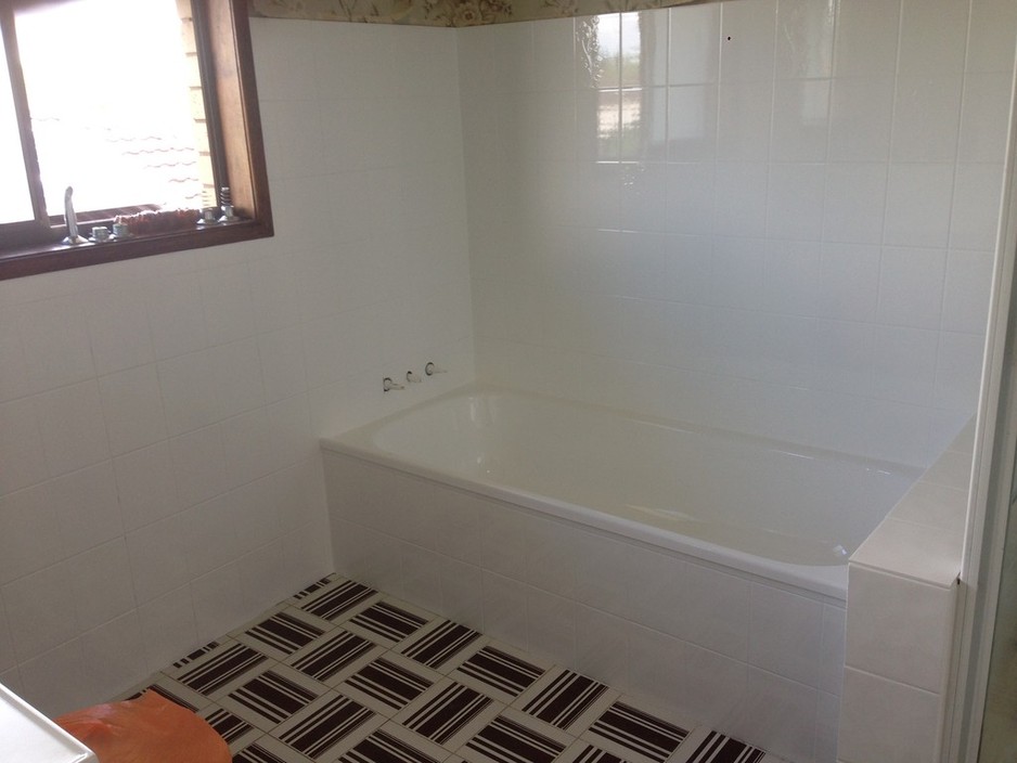 Coastlinebaths.com.au Pic 1 - bath and tiles renewed