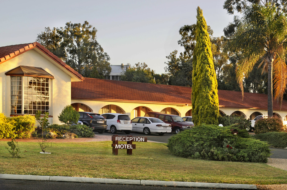 McNevins Warwick Motel & Gunyah Restaurant Pic 1