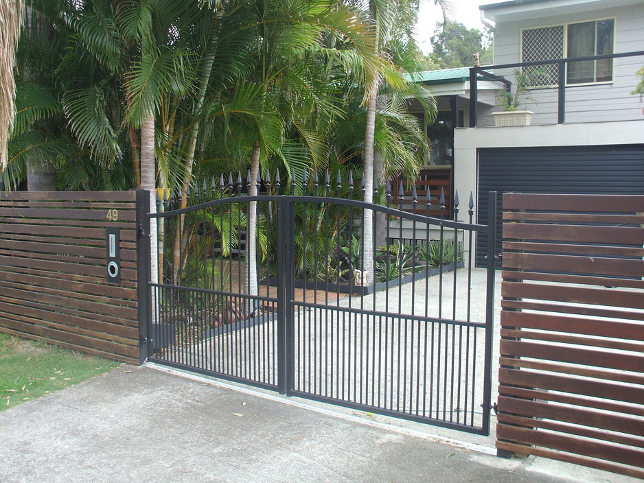 Suncoast Carpentry Pic 1 - gates and fencing